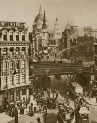 A Szent Márton Ludgate-torony és a Szent Pál-székesegyház (szépia fotó)